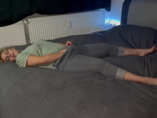 Masturbation Auf Dem Bett in Jeans Mit Dem Satisfyer Pro 2 Multiple Orgasmen Zittern Zucken Stöhnen