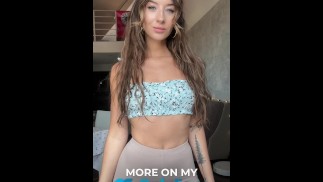 Девушка раздевается и ласкает себя на камеру