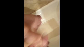 Худенький белый парень с большим хуем потирает один