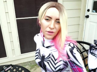 Gwen Stacy сексуально курит