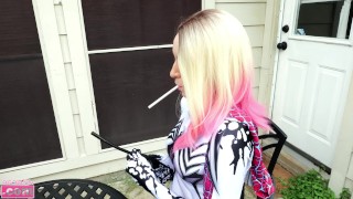 Gwen Stacy сексуально курит