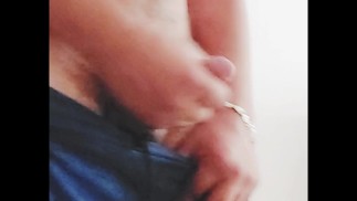 Hombre latino tocandose bien rico