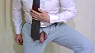 CORBATA MARRON, CAMISA ROSA Y PANTALON GRIS, PARTES BAJAS