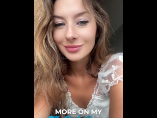 Cute девушка показывает свою БОЛЬШУЮ ЖОПУ на камеру