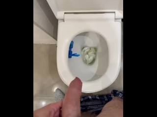 писает в общественном туалете