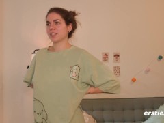 Ersties - Motorrad-Fan Kitty E zeigt ihr Cosplay-Outfit und dreht dann auf ihrem Dildo eine Runde