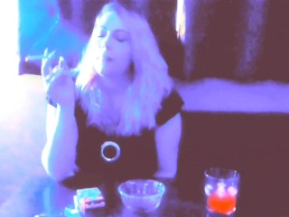 Faith курит в «the Pickup»