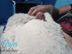 Llegando a la casa de la vecina veo un peluche con olor a ella...se me pone dura y me masturbo..🔥🍆