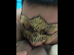 Vecina me invita a comer su coño, culo grande