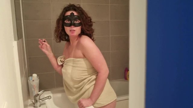 POV Stepdaughter partage la salle de bain avec stepdad