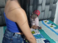 Горячая 18-летняя сводная сестра позволяет мне потрогать ее грудь, затем сделать мне вкусный минет, - Screenshot 1 of 16 - Amateur Blowjob
