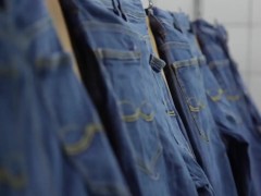 Skinny jeans, the temptation of a long-legged woman, you must not miss this radical and erotic video