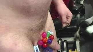 Zwei heiße Babes in Latex haben Spaß mit einem schlüpfrigen Typen
