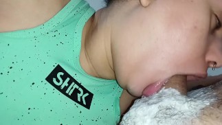 Сперма от первого лица стекает по горлу жадной Ади, которая сосет ее до самого стебля