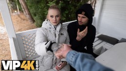 VIP4K. Scopata una bionda calda in un trio, il suo ragazzo stava cuckolding