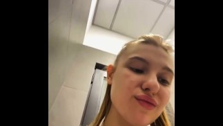 Жесткая мастурбация в тренажерном зале