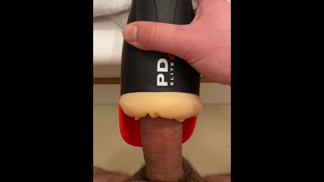PDX Elite F**k-O-Matic Auto Suction Stroker blowjob. This thing SUCKSS