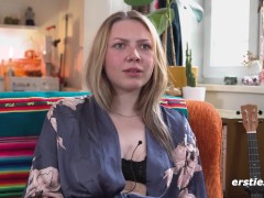 Ersties - Nelio masturbiert mit ihrem genoppten Glasdildo