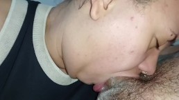 Экстремальный и глубокий минет, сучка так быстро ударяет горлом о твердый член