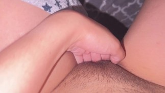 Похотливая студентка Nyebe-chan трет свою мокрую киску после того, как кончила от мысли о том, что ты трахаешь ее🍑