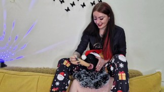 С Рождеством! Доминатрикс Nika тренирует глубокую глотку своего раба. Много слюней и унижений
