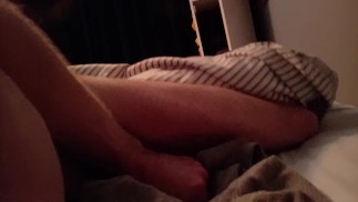 GROSSE éjaculation après avoir bordé et branlé pendant des âges minet coupe la bite