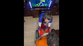 Я сосу толстый член😈, пока мой сводный брат играет в PS5🎮