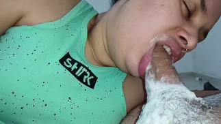 минет облизывая слюнявые слюни с кремпаем он наполнил мой рот спермой🍆💦🤤😋😵🥛💦🤤🥛😵😋🥛🥛