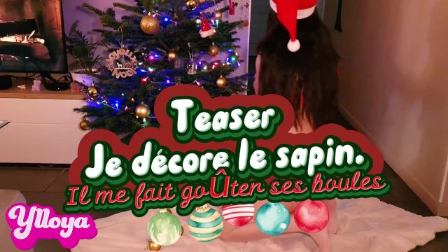 Je décore le sapin de Noël, et il me pousse à lécher les boules.