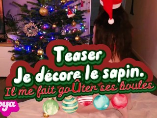 Je Décore Le Sapin De Noël, et Il me Pousse à Lécher Les Boules.