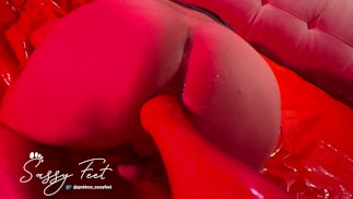 Sassy Feet Chastity 2 - Fist de Noël et punition de pegging avec Chastity Cage et strap-On