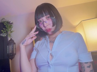 淫荡办公室小姐梅鲁揉她的阴户