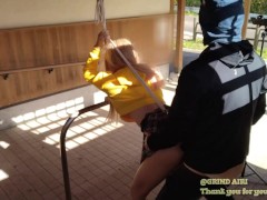 「もっと腰振ってえぇぇ！！！！」アナルフックで吊り上げられたまま立ちバックで２穴挿入！喘ぎまくるビッチ女 - Screenshot 9 of 16 - アナルフック