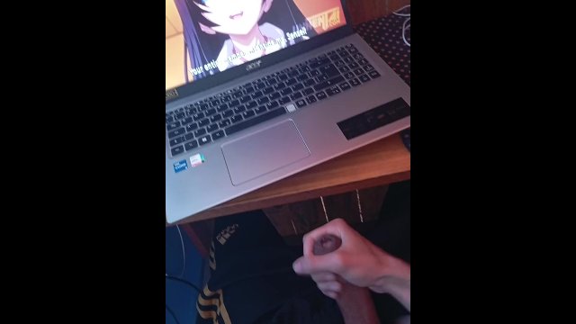 Masturbação rápida no balcão de trabalho vendo hentai