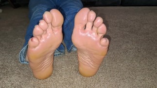 Хвастаюсь своими педикюренными мужскими ступнями