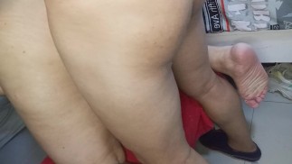 Старый отчим заставляет ее заниматься анальным сексом на диване, потому что матери нет рядом