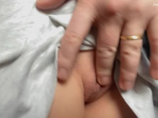 天哪！肮脏的手指在狭窄的公共汽车上抚摸我的阴部。没有内裤的猫