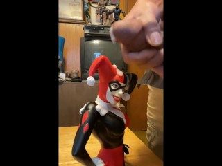 Harley Quinn получает сексуальный уход за лицом