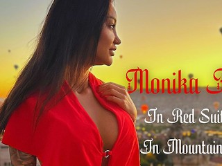 Великолепная Моника Фокс в красном костюме в горах