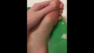 Фут фетиш. Девушка показывает свои идеальные ножки крупным планом, снимает носки