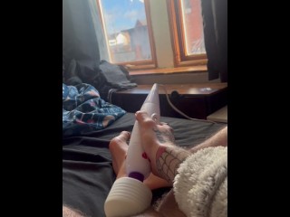 Возбужденный FTM Trans Boy мастурбирует в окно