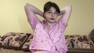 Сексуальная брюнетка в пижаме почти демонстрирует свои красивые сиськи