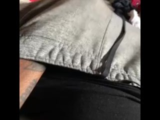 Ударяю своим членом в штаны