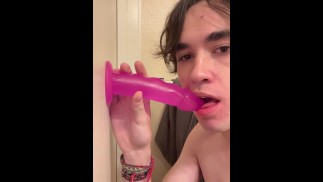 20 Jahre Luka Lakes: Schiebe meinen Hals um meinen Dildo, nachdem ich ihn an die Wand geklebt habe!!