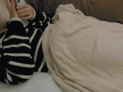 【個人撮影】寝る前にAV見ながらオナニーしました♡素人のリアルオナニー♡日本人女性 - Screenshot 1 of 16 - Hentai