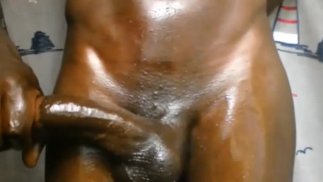 LAUT STÖHNENDER SCHWARZER TWINK, DER EINE RIESIGE NUSS SPRENGT