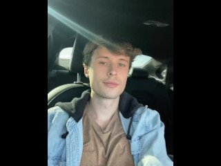 Мастурбируя в машине, тетя Hot подглядывает за мной, и мы смотрим друг на друга во время кульминации ♥