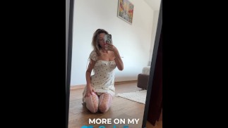 Невинная, милая девушка примеряет для тебя сексуальные чулки