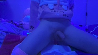 Cute Фембой скачет на одном из своих дилдо