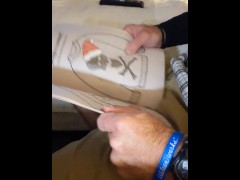 Santa Claus is cuming to town.